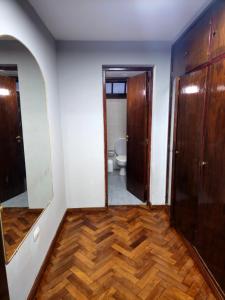 een badkamer met een houten vloer en een spiegel bij Punta Blanca in Salta