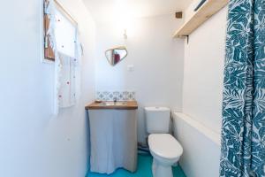 フォルカルキエにあるLa maison de Fridaのトイレと洗面台のある小さなバスルーム