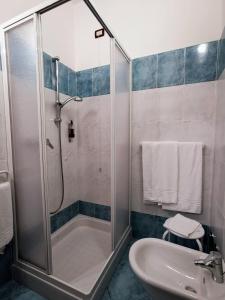 La salle de bains est pourvue d'une douche et d'un lavabo. dans l'établissement Ristorante Le Rasole, à Garde