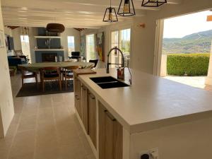 eine Küche mit einer Arbeitsplatte und einem Esszimmer in der Unterkunft Charming Spanish Finca in beautiful nature in Málaga