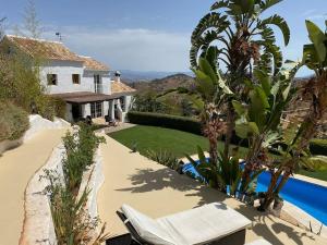 eine Villa mit einem Pool und einem Haus in der Unterkunft Charming Spanish Finca in beautiful nature in Málaga
