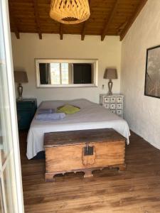 ein Schlafzimmer mit einem Bett mit einer Holzkiste in der Unterkunft Charming Spanish Finca in beautiful nature in Málaga