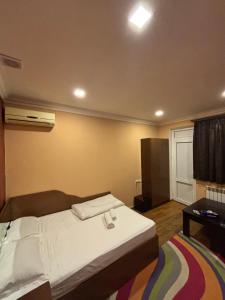 sypialnia z łóżkiem w pokoju w obiekcie Achajur w Erywaniu