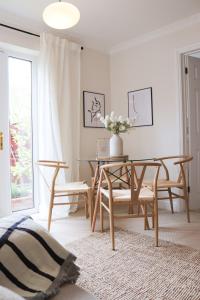 a room with a table with a vase of flowers on it at Hidden Oxford Haven with Free Parking in Oxford