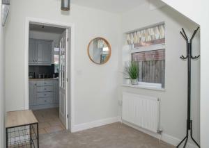 Kirk SandallにあるStylish 3 Bed House Near Hospital, Racecourse, Free Parkingの白い壁のキッチン、鏡付きの廊下 +12枚の写真