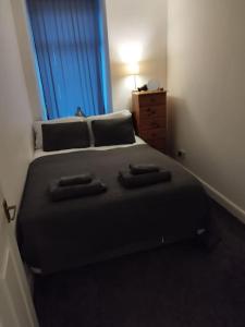 Säng eller sängar i ett rum på M Rooms - entire 1 bedroom, furnished pub flat