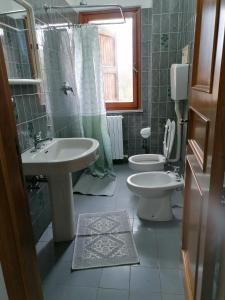 baño con lavabo y aseo y ventana en maria antonietta, en Urbino