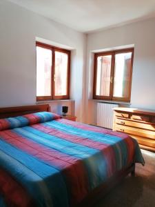 1 dormitorio con 1 cama, vestidor y 2 ventanas en maria antonietta, en Urbino