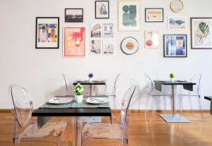 a dining room with a table and chairs at Mascherino Suites in Rome