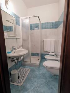 y baño con lavabo, aseo y ducha. en Ristorante Le Rasole, en Garda