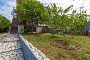 una casa con un jardín delante de ella en Ferienwohnung für 6 Personen ca 56 qm in Jadranovo, Kvarner Bucht Crikvenica und Umgebung, en Jadranovo