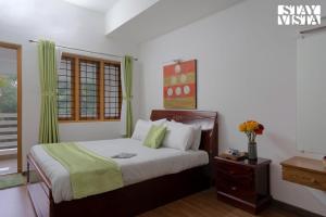 Un dormitorio con una cama grande y una ventana en StayVista at Pine Escape - Breakfast Included en Pīrmed