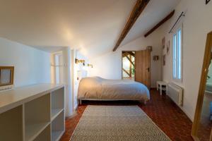 um quarto com uma cama e uma mesa num quarto em Authentique studio hypercentre - clim - wifi em Nîmes