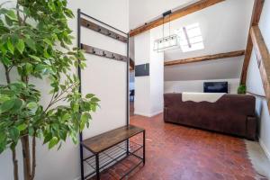 um quarto com uma cama e uma planta em Authentique studio hypercentre - clim - wifi em Nîmes