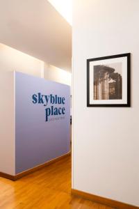 Naktsmītnes Sky Blue Place Rome logotips vai norāde