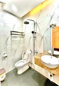 bagno con servizi igienici e lavandino di Phương Anh Valley Hotel a Da Lat