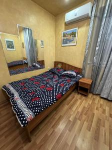 Rúm í herbergi á TJ+ Hostel