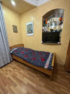 Rúm í herbergi á TJ+ Hostel