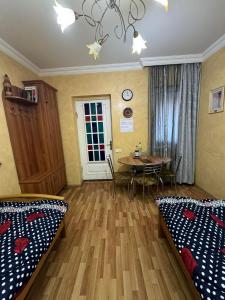 Rúm í herbergi á TJ+ Hostel