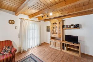 a living room with a tv and a couch at Ferienhaus am Wald in Regen