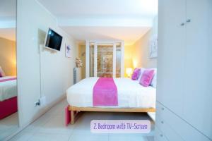Posteľ alebo postele v izbe v ubytovaní Panorama lake view, pool & garden, 2 bathrooms, kingsize & single-beds, fast Internet