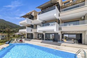 una villa di lusso con piscina di Oceanida Sofia Luxury Suite a Nikiana