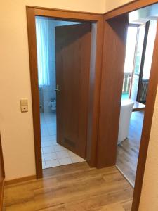 eine Tür, die zu einem Bad mit WC führt in der Unterkunft Hotel Faller in Breitnau