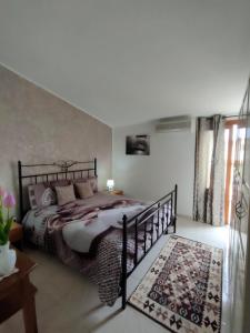 una camera da letto con un letto grande in una stanza di A 300 passi dal mare a Tropea