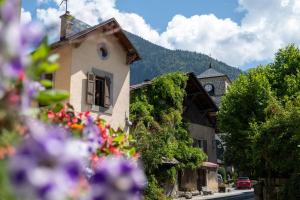 a building with flowers on the side of a street at Residence Alexane in Samoëns