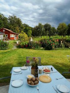 una mesa azul con platos de comida. en Clooncerna Cottage, en Gort