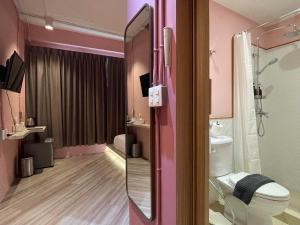 The Palette Bangkok Hotel في بانكوك: حمام وردي مع مرحاض ومغسلة