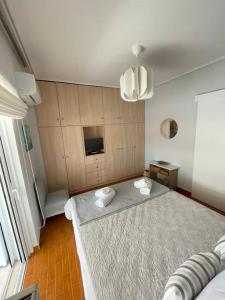 Zimmer mit einem Bett mit zwei Kissen darauf in der Unterkunft Alexandra's View in Piräus