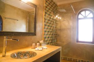 La salle de bains est pourvue d'un lavabo et d'une douche. dans l'établissement Riad Perle D'Eau, à Essaouira