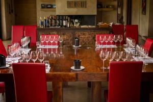 una gran mesa de madera con copas de vino. en Bodega Alpasión Lodge y Glamping en Tunuyán