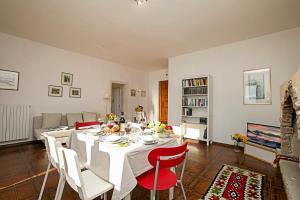 una sala da pranzo con tavolo e sedie rosse di Balcone Panoramico sul Garda a Tremosine Sul Garda