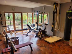 um ginásio com várias bicicletas de exercício numa sala em Cherrygarth Cottage em White Hall