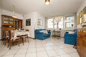 ein Wohnzimmer mit blauen Stühlen und einem Tisch in der Unterkunft Riva Centro Apartment in Riva del Garda
