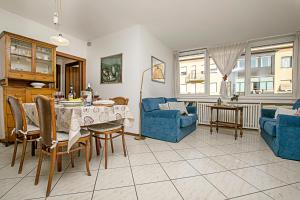 ein Wohnzimmer mit einem Tisch und einem blauen Sofa in der Unterkunft Riva Centro Apartment in Riva del Garda