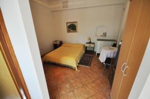 a small bedroom with a bed and a table at Ferienwohnung in Novigrad mit privatem Parkplatz in Karpinjan
