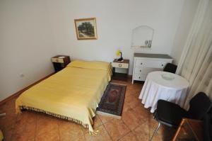 a bedroom with a bed and a table in it at Ferienwohnung in Novigrad mit privatem Parkplatz in Karpinjan