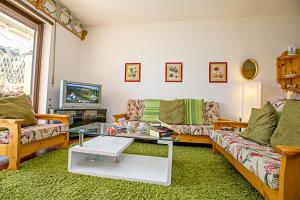 Televízia a/alebo spoločenská miestnosť v ubytovaní Residence Christina Due Laghi - Happy Rentals