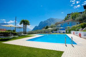 Bazén v ubytovaní Residence Christina Due Laghi - Happy Rentals alebo v jeho blízkosti
