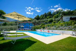 Bazén v ubytovaní Residence Christina Due Laghi - Happy Rentals alebo v jeho blízkosti