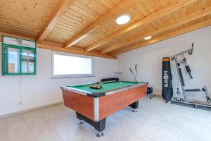 Herňa v ubytovaní Pool & Fun House Betiga 1 with Gym