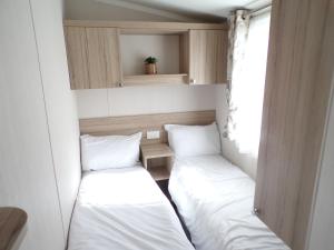 um pequeno quarto com duas camas em Hazel 5 em Ferndown