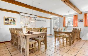 Φωτογραφία από το άλμπουμ του 7 Bedroom Awesome Home In Rønde σε Rønde
