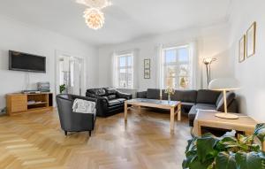 un soggiorno con divano e tavolo di Pet Friendly Home In Rnde With Kitchen a Rønde