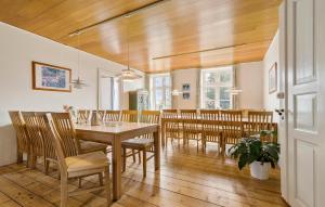 - une salle à manger avec une table et des chaises dans l'établissement Pet Friendly Home In Rnde With Kitchen, à Rønde