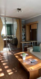 una sala de estar con un sofá y una mesa en Apartament Szczecinek, en Szczecinek