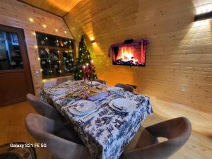 Posezení v ubytování Qalaciq Aframe house